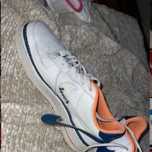 BoysNikeAF1.I only wore them one no creases no stains literally new.I am a 9.5 W